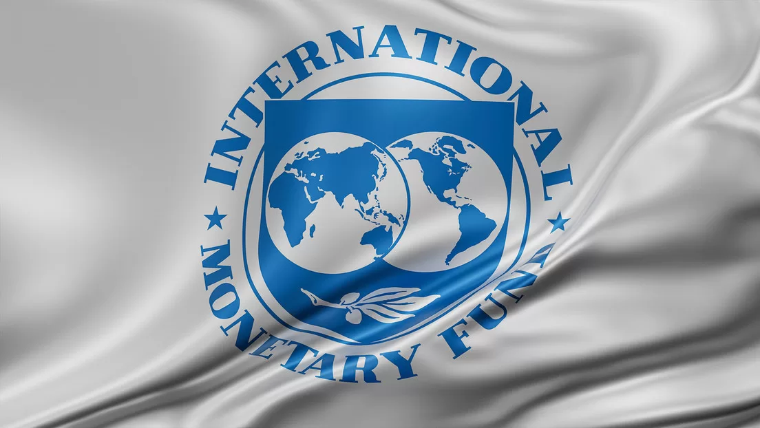 También revisó al alza su pronóstico para la economía mundial, aunque rebajó el de Latinoamérica y el Caribe.