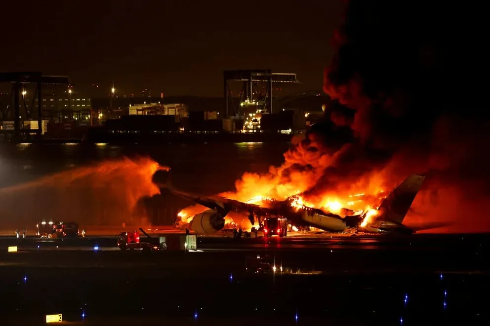 Un avión de Japan Airlines chocó contra una aeronave militar y se incendió en Tokio: hay cinco muertos