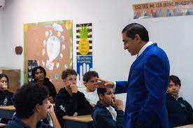 Profesor Iván Gatón habla de geopolítica con alumnos de Ashton School