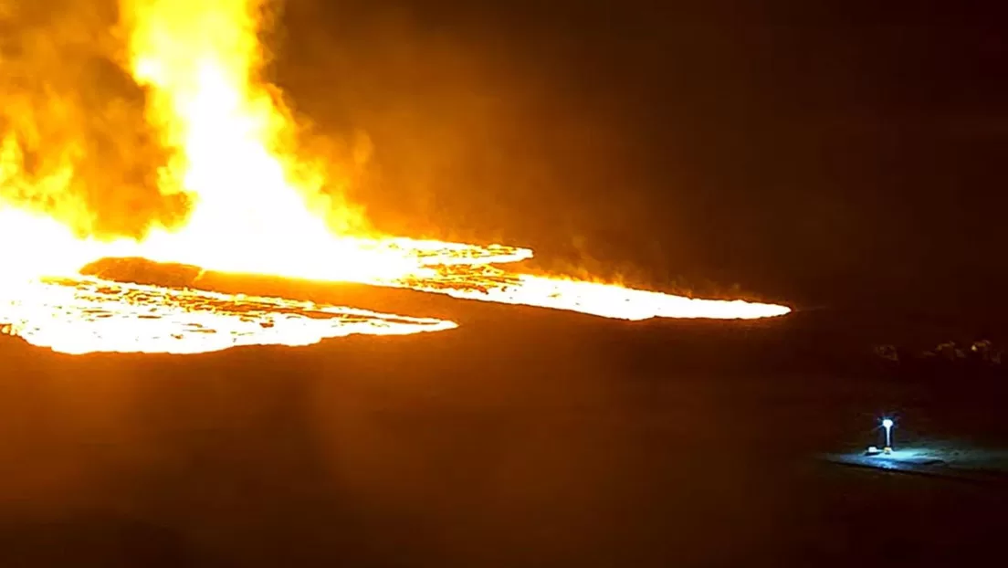 Un volcán entra en erupción en Islandia tras cientos de sismos