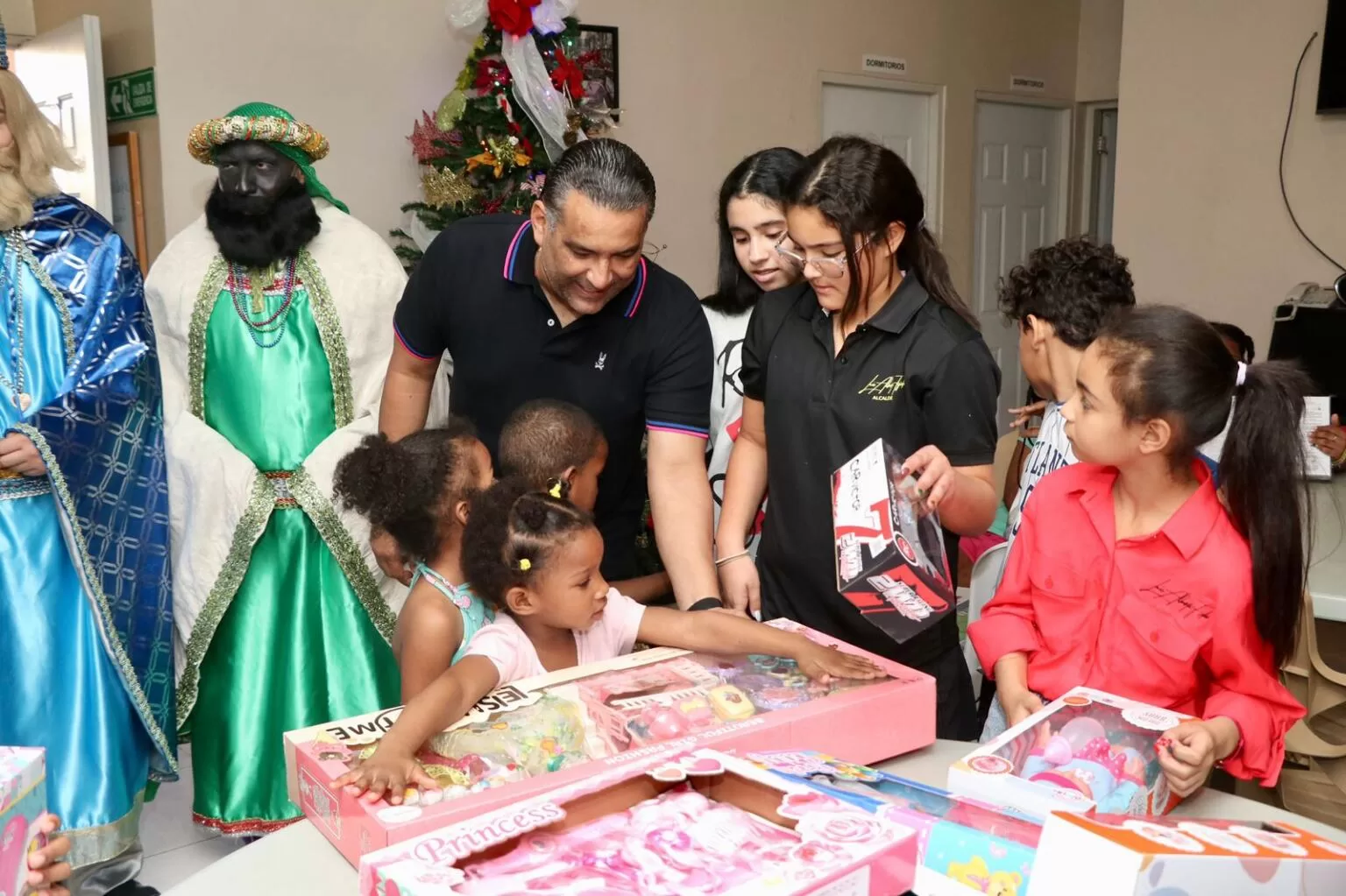 Candidato a Alcalde, Luis Alberto visita a niños por el Día de los Santos Reyes