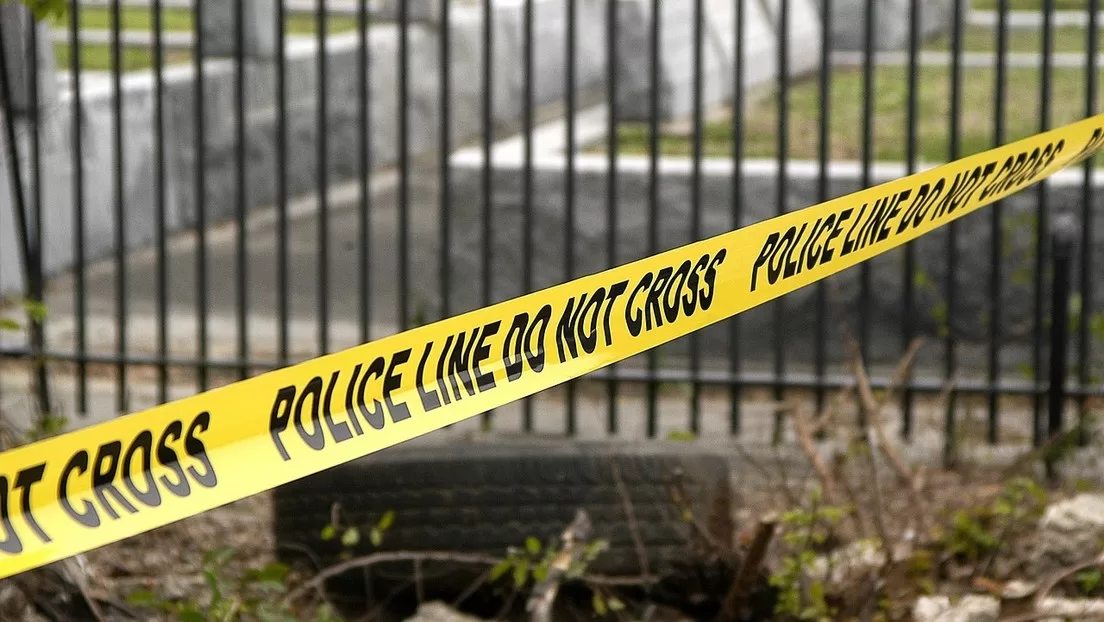 Miguel Zavala, candidato a alcalde de la ciudad mexicana de Maravatío, en el estado de Michoacán, fue asesinado a balazos este lunes, informa el periódico Milenio. Según reportes preliminares, el político fue acribillado por sujetos armados cuando se encontraba a bordo de su vehículo en el ingreso a un hospital. La víctima fue atendida por personal médico, pero perdió la vida instantáneamente. En tanto, los agresores escaparon del lugar. En la escena del crimen se presentó la Policía Municipal de Maravatío y funcionarios de la Fiscalía General del Estado (FGE). Zavala era el aspirante del gobernante partido Morena para las elecciones de junio de 2024. Hasta el momento, la formación política no ha emitido comentarios sobre el crimen.