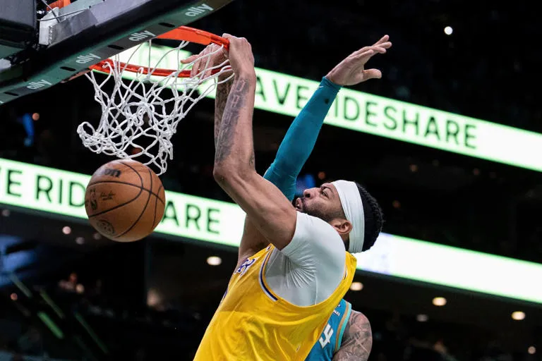 Anthony Davis logra el tercer triple-doble de su carrera y Lakers derrotan a Hornets 124-118