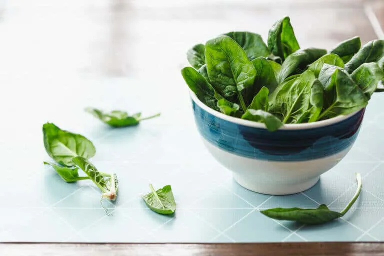 ¿Por qué deberías comer las espinacas crudas? 5 beneficios