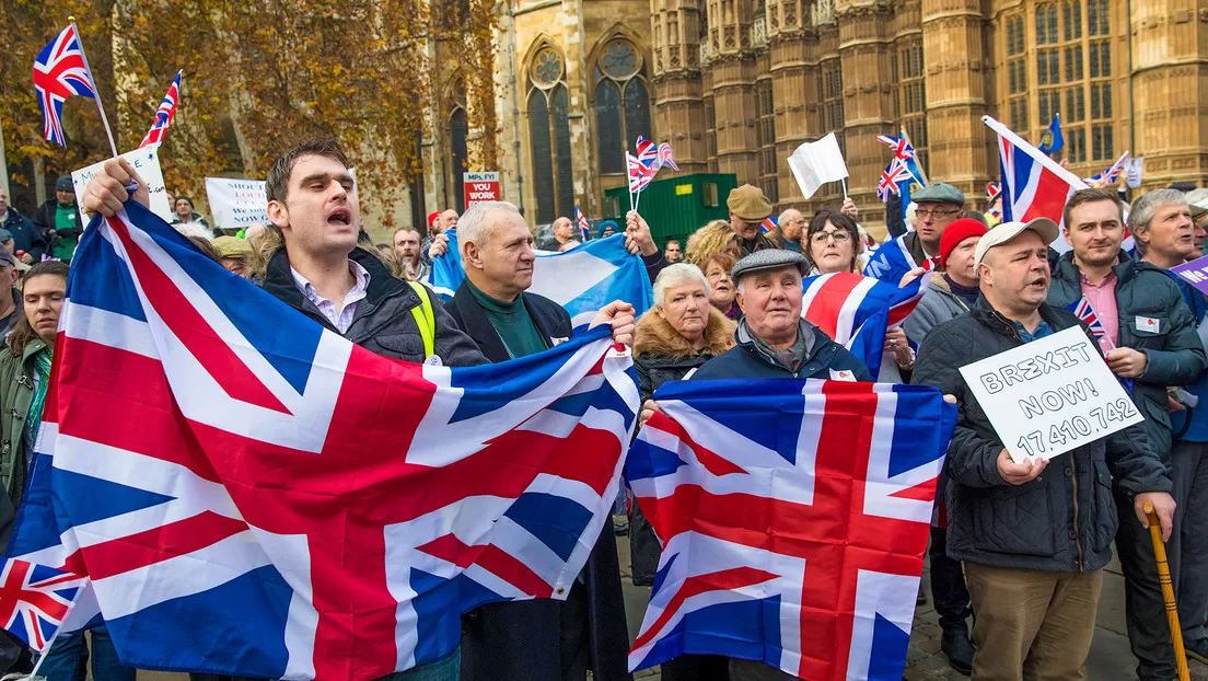 El Brexit contrajo la economía británica al reducir el crecimiento y acelerar la inflación