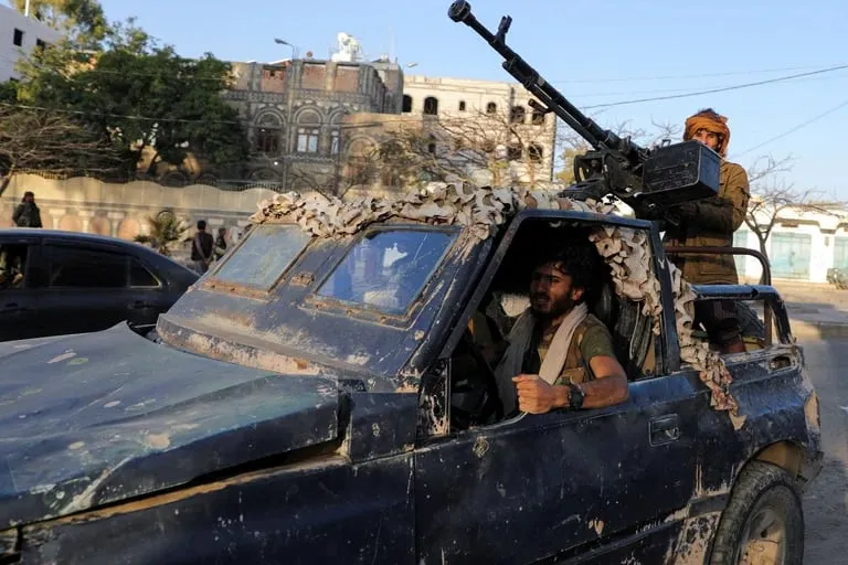 EEUU y el Reino Unido bombardearon 36 posiciones de los rebeldes hutíes en Yemen