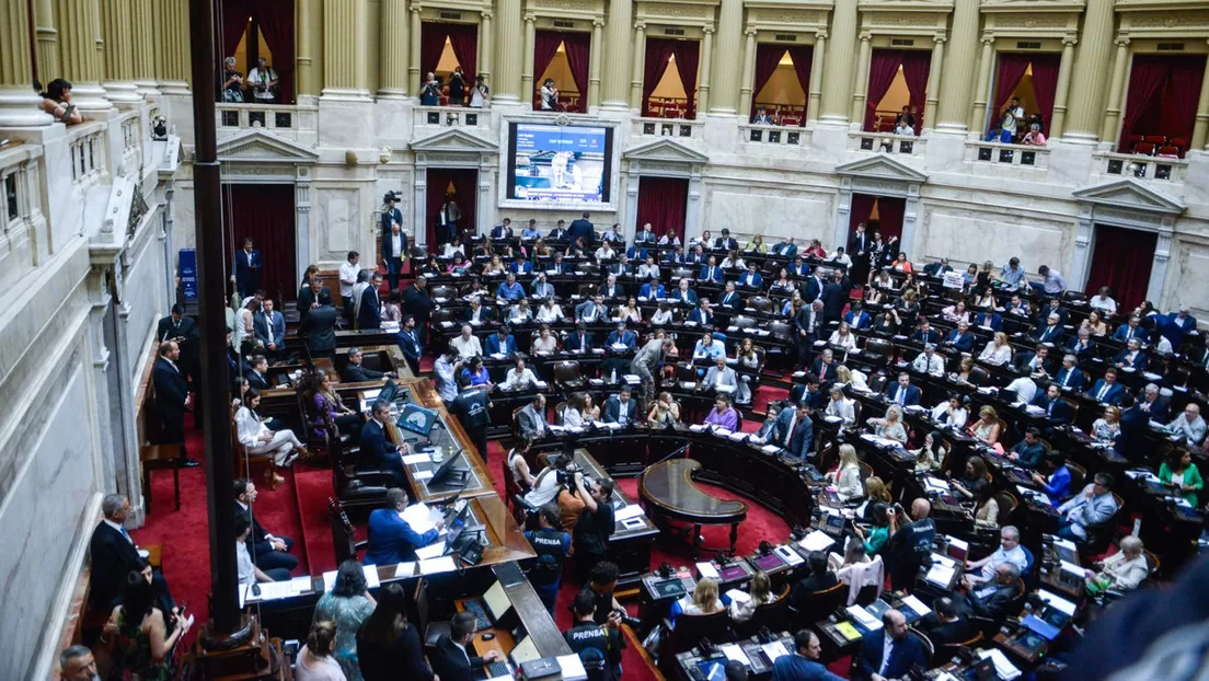 Tensas negociaciones en víspera de una jornada decisiva: ¿qué le falta a la 'ley ómnibus' de Milei?
