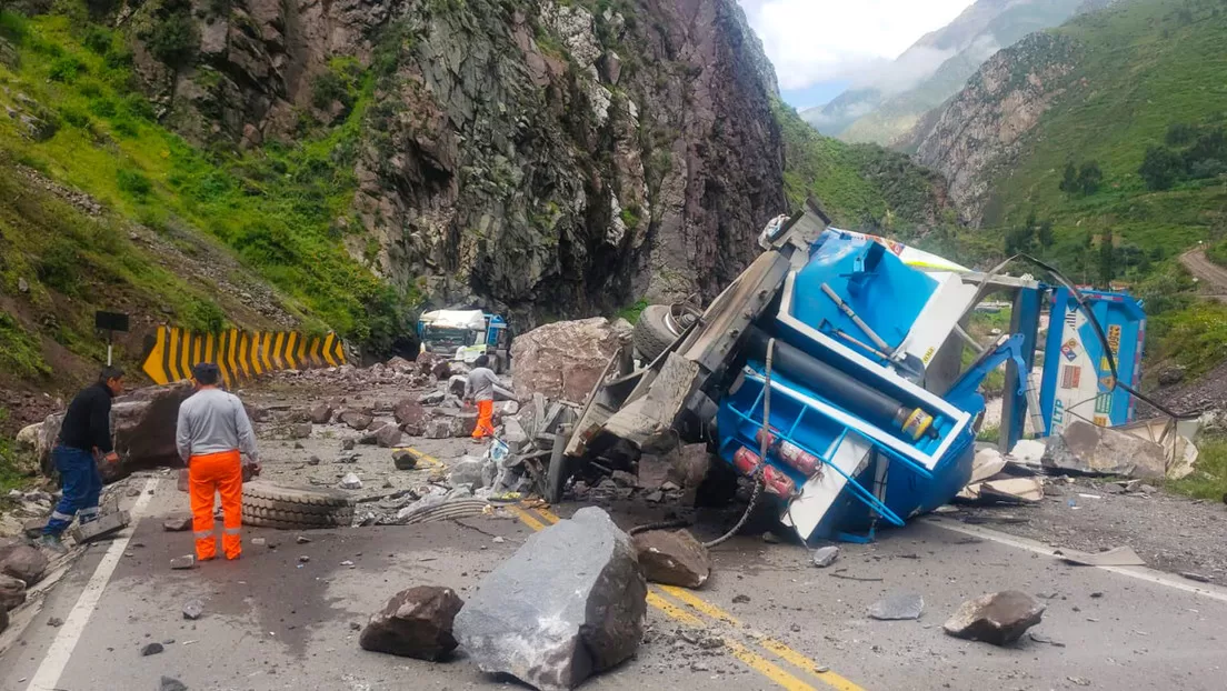 Deslizamiento de grandes rocas aplasta dos camiones en Perú