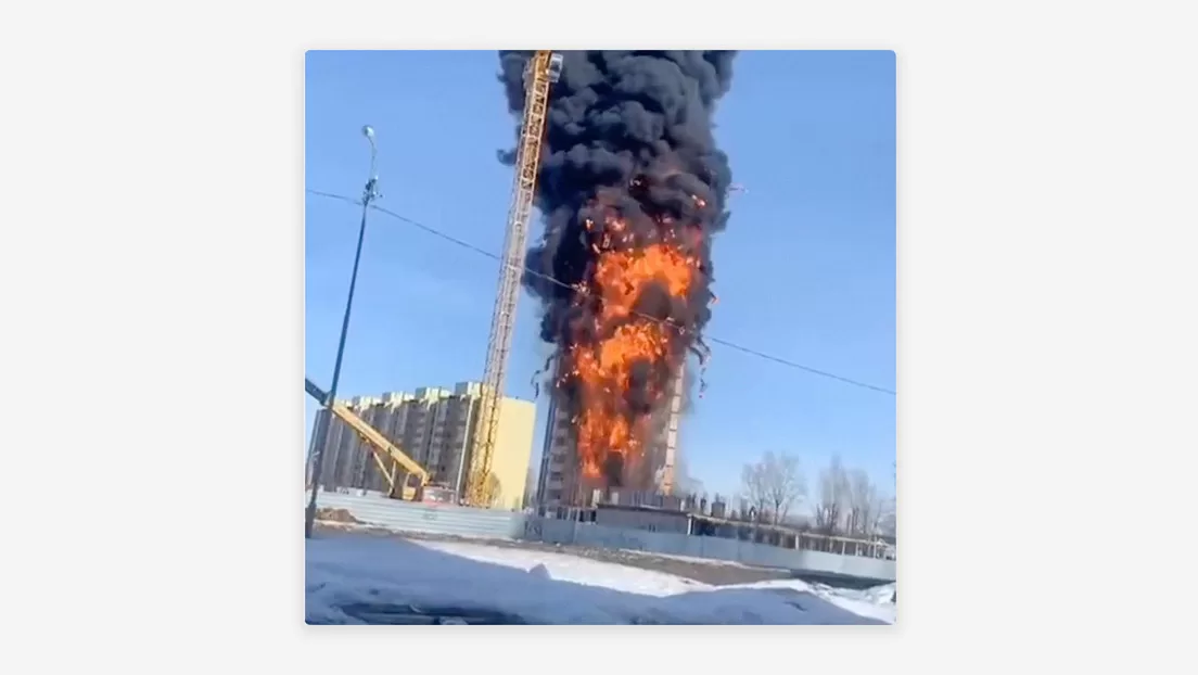 Fuerte incendio devora un edificio en construcción en Rusia