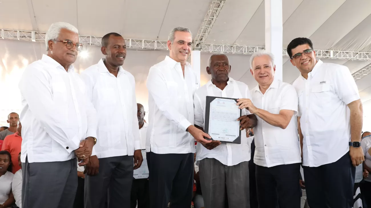 Presidente Abinader entrega 1,130 títulos más en El Tamarindo, Santo Domingo Este, ya son 5,381 los entregados en este sector