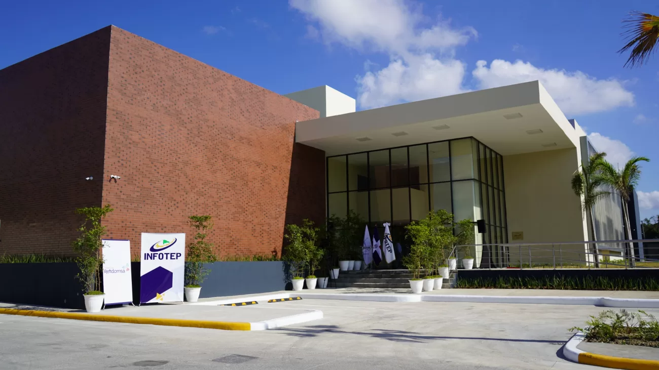 Refidomsa entrega a Infotep moderno edificio para centro tecnológico en Haina