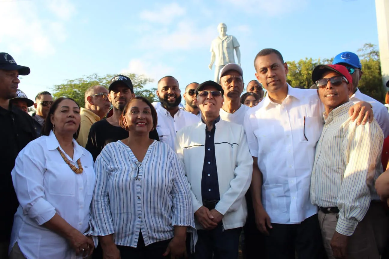 Ayuntamiento de SDE inaugura estatua de Maximiliano Gómez