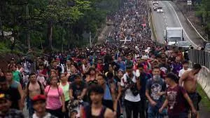 Más de 2.000 migrantes marchan en caravana hacia El Paso