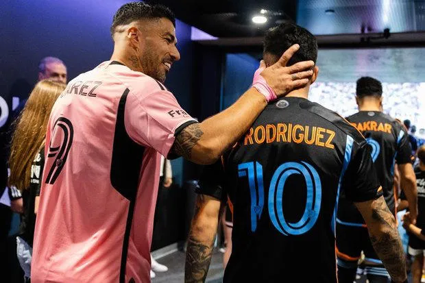 Los elogios entre Santi Rodríguez y Suárez, que se fue enojado y le debe la camiseta