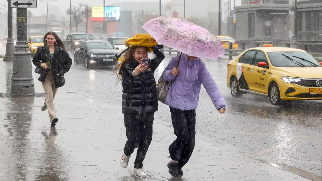 Una fuerte lluvia inunda las calles de Moscú y hace 'flotar' coches