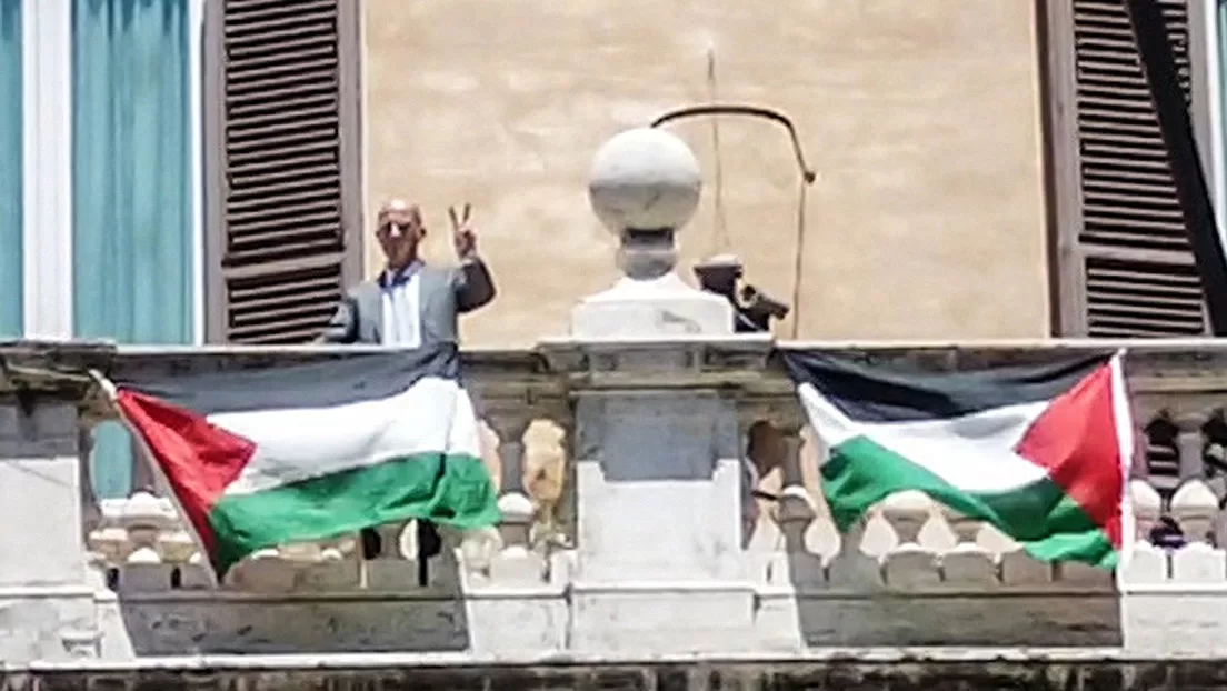 Exdiputado italiano se sube al balcón de la Cámara de Diputados y cuelga banderas palestinas