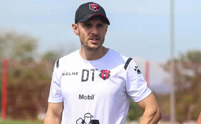 Se fue mal de Alajuelense, salió campeón en Europa y ahora tomó una extraña decisión