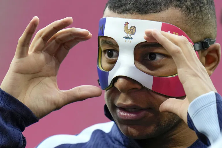 Mbappé no será titular ante Holanda y aparece en la lista de suplentes de Francia