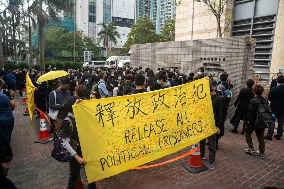 Hong Kong canceló los pasaportes de 6 activistas prodemocracia exiliados en Reino Unido acusados de sedición y traición