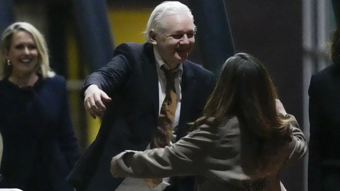 Conmovedor abrazo de Assange con su esposa y su padre entre un estruendoso aplauso