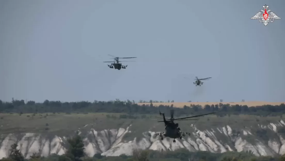 El Ministerio de Defensa de Rusia publicó este domingo un video que muestra un ataque de un helicóptero Ka-52M contra soldados de las Fuerzas Armadas de Ucrania. Se informa que la ofensiva se realizó con el uso de "misiles aéreos guiados y no guiados". "Todos los objetivos designados han sido alcanzados", comunicó el organismo. Se desconoce dónde se llevó a cabo el ataque.
