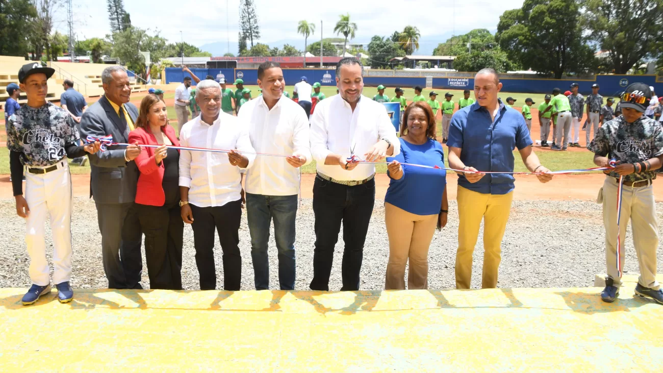 Inefi entrega remozado estadio de béisbol a la Escuela Primaria Francisco Del Rosario Sánchez, en San Juan de la Maguana