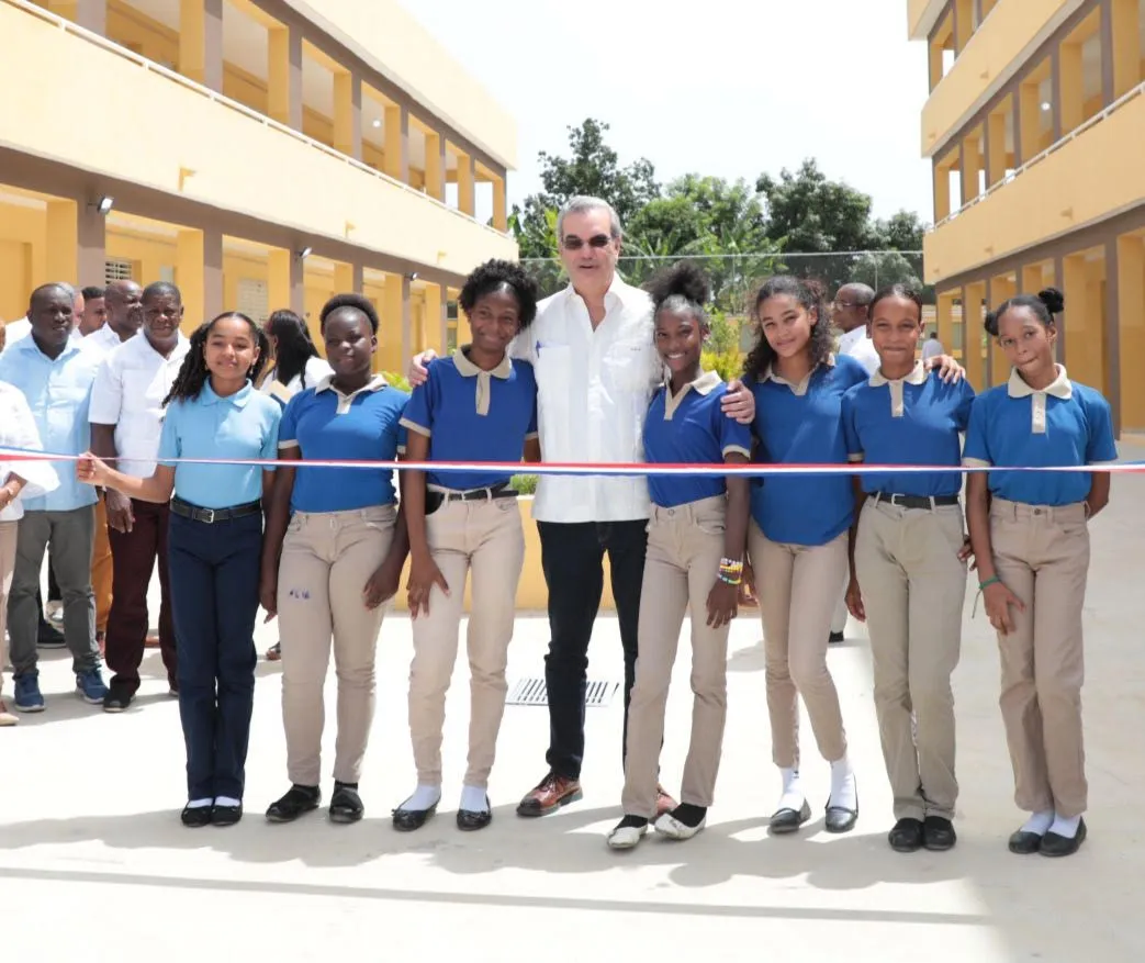 Presidente inaugura un liceo, dos estancias infantiles y otras obras