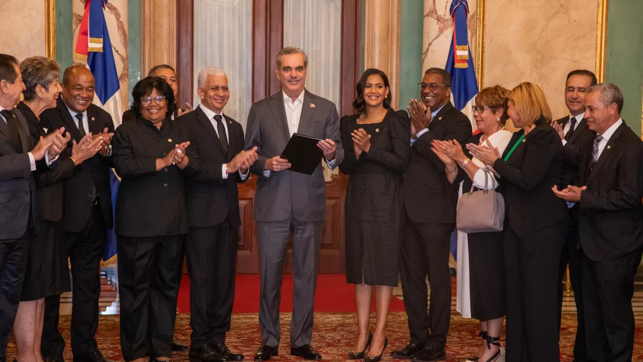 Presidente Abinader recibe de congresistas resolución que lo acredita como presidente y a la vicepresidenta Raquel Peña, como vicepresidenta
