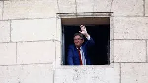Mélenchon insta a Macron a encargarle formar gobierno y rechaza pactar con el centro