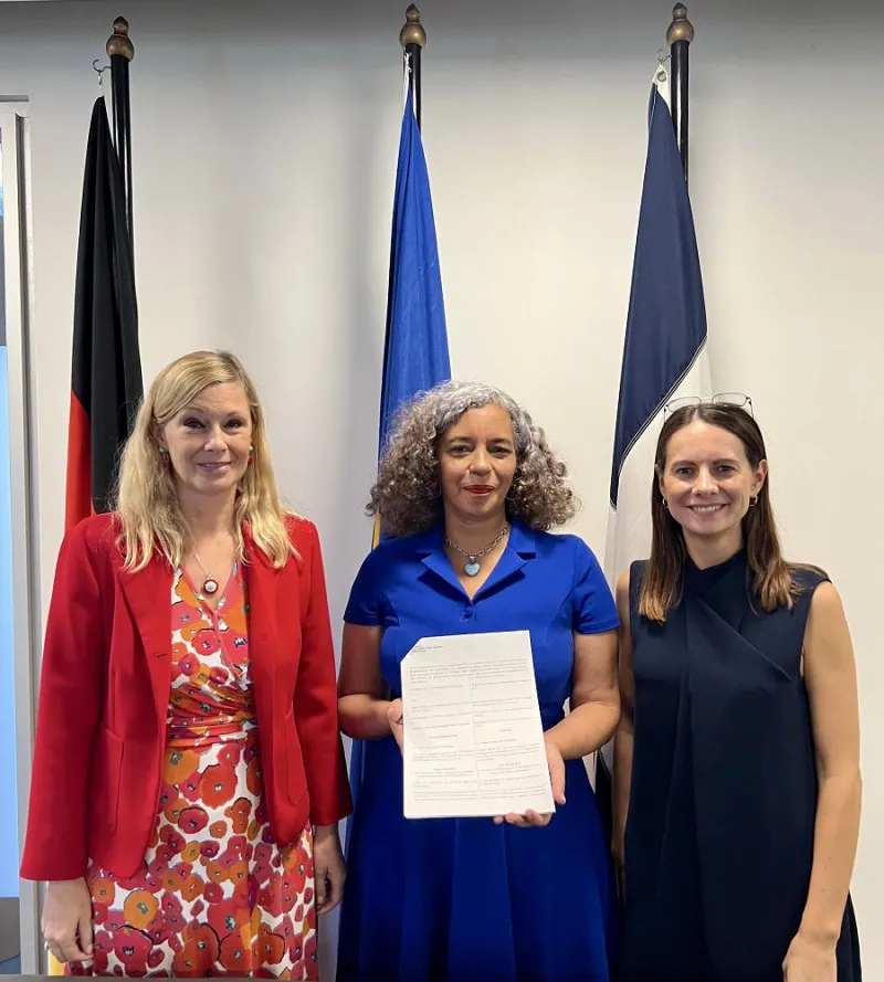 Embajada de Alemania y Happy Dolphins firman acuerdo
