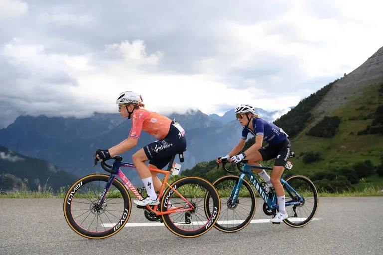 Kasia Niewiadoma gana el Tour de Francia femenino con una emocionante victoria por cuatro segundos
