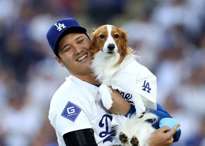 ¡El cachorro de Shohei hizo el 1er pitcheo!.. ¡y luego Ohtani jonroneó!