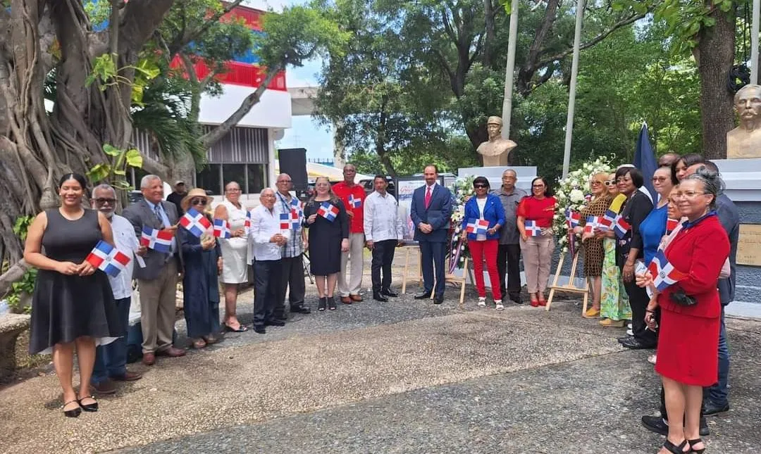 Consulado e INDEX depositan ofrendas florales