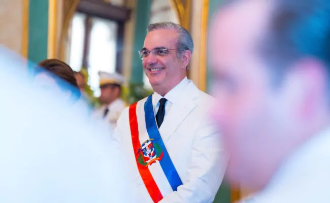 No es momento de levantar la tea incendiaria! Luis “El Gallo” atribuye a la oposición propiciar desorden los barrios para dañar imagen presidente Abinader