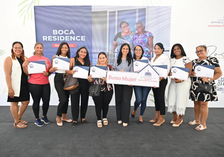 Ministerio de la Mujer otorga más de 5 millones de pesos en Bono Mujer a jefas de hogar en Boca Chica