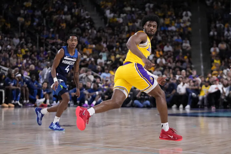 Bronny James inicia su carrera con Lakers en pretemporada. LeBron se unirá después