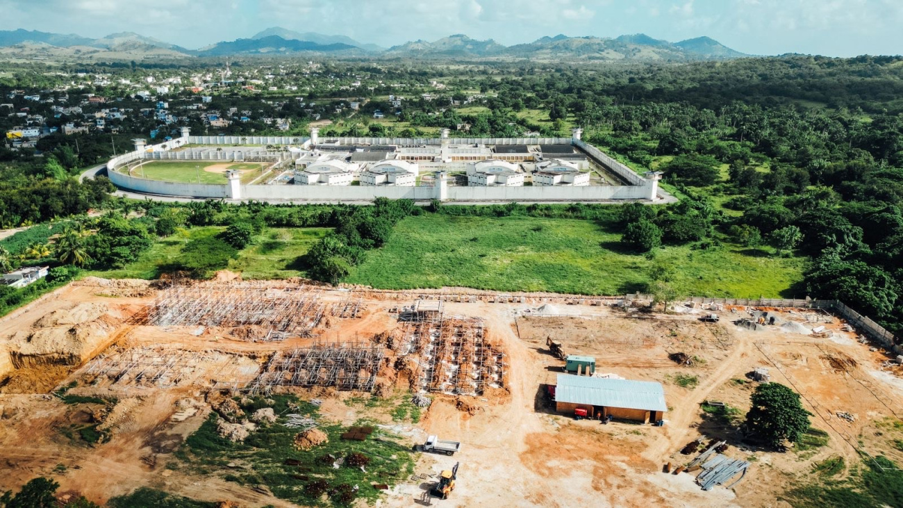 Ministro Bonilla supervisa construcción del Centro Correccional Preventivo y de la Unidad Traumatológica de Higüey; ambas obras proyectadas para entregarse en 2025