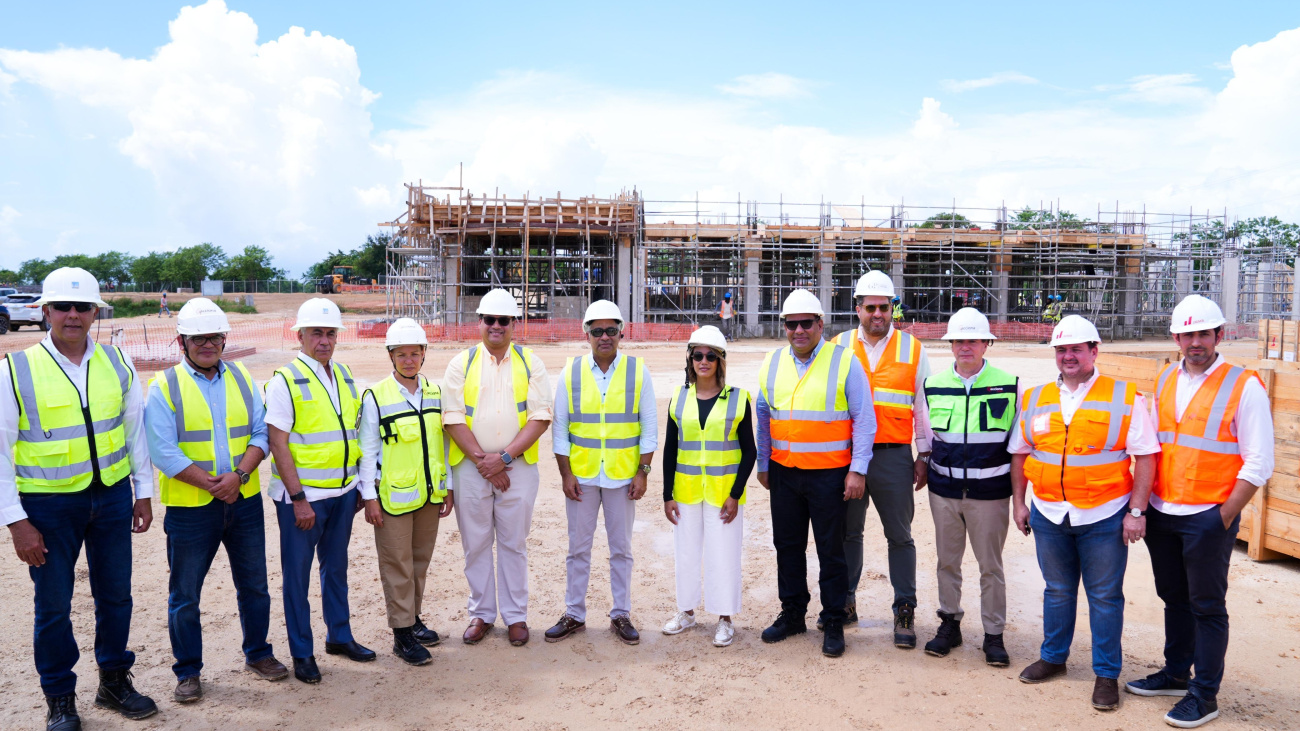 Ministro Joel Santos resalta confianza de inversionistas en el sector eléctrico al visitar el complejo fotovoltaico Cotoperí Solar, en La Romana