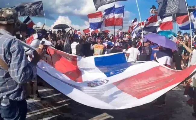 Policía Nacional impide montar tarima en actividad contra haitianos ilegales; el Mide y el ADN se lavan las manos
