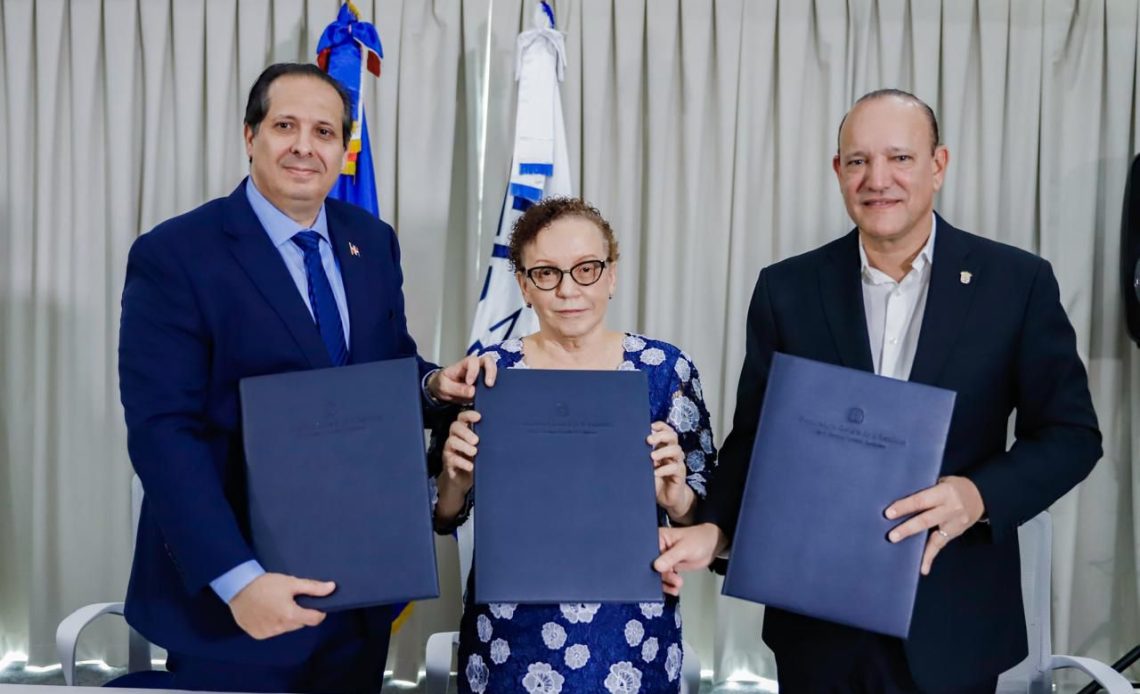 Autoridades firman acuerdo para implementar plan piloto de protección animal en Santiago