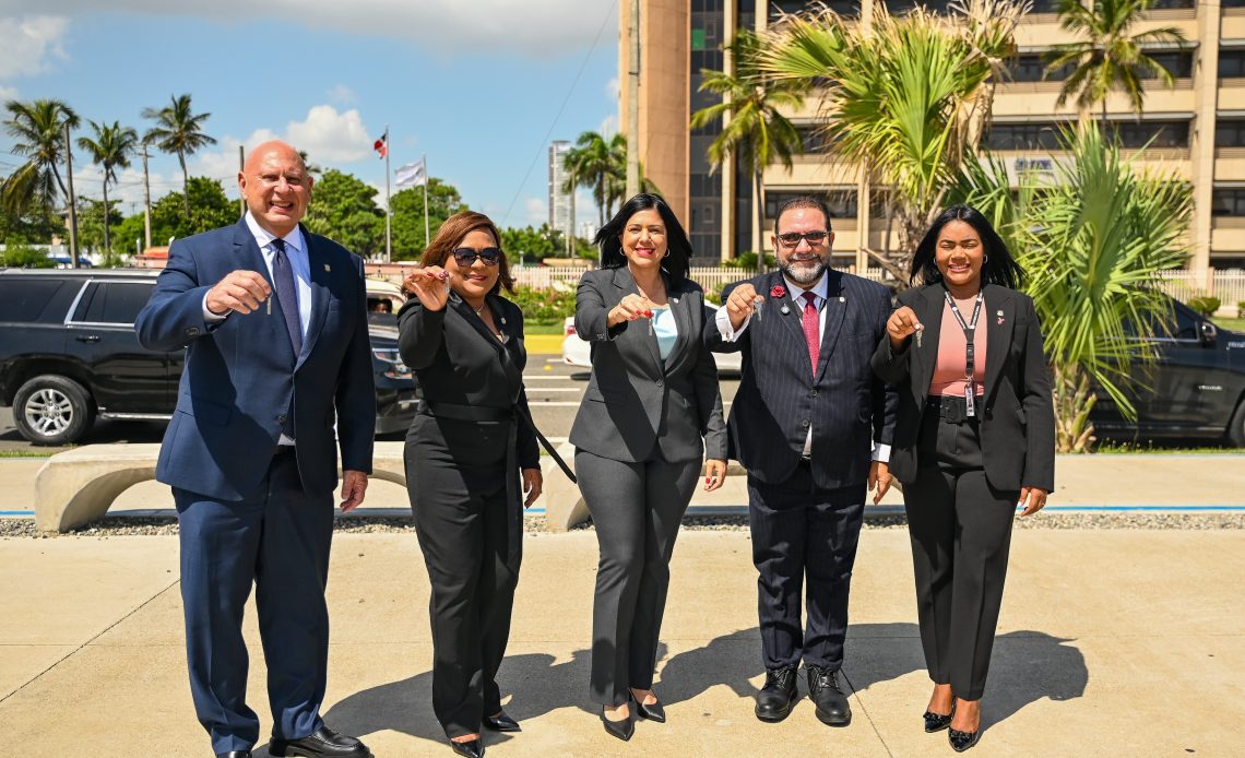 Legisladores lanzan llaves al mar simbolizando los cierres de candados a la Constitución