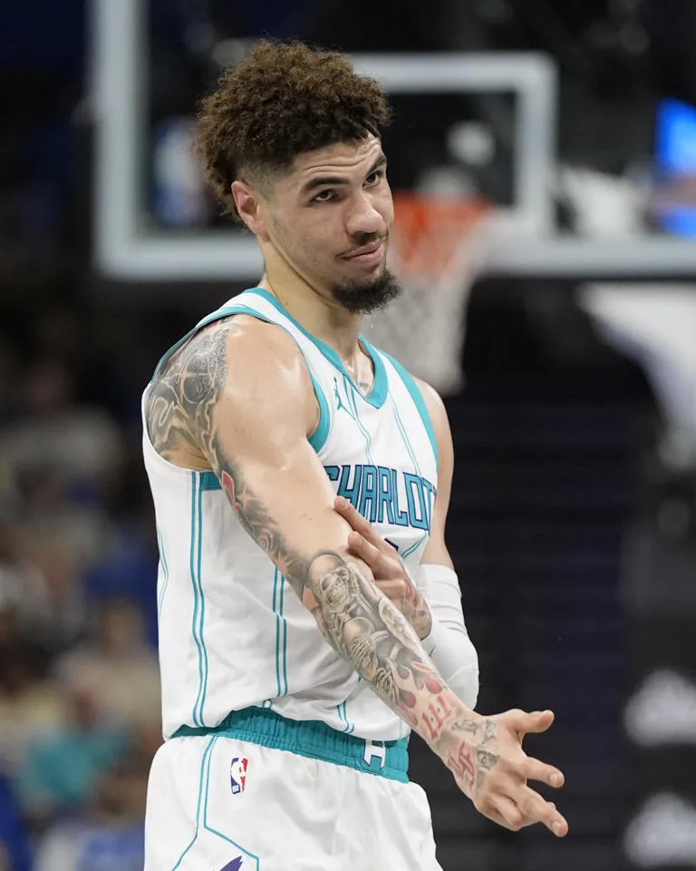 La NBA multa a LaMelo Ball, de los Hornets, con 100.000 dólares por comentario despectivo