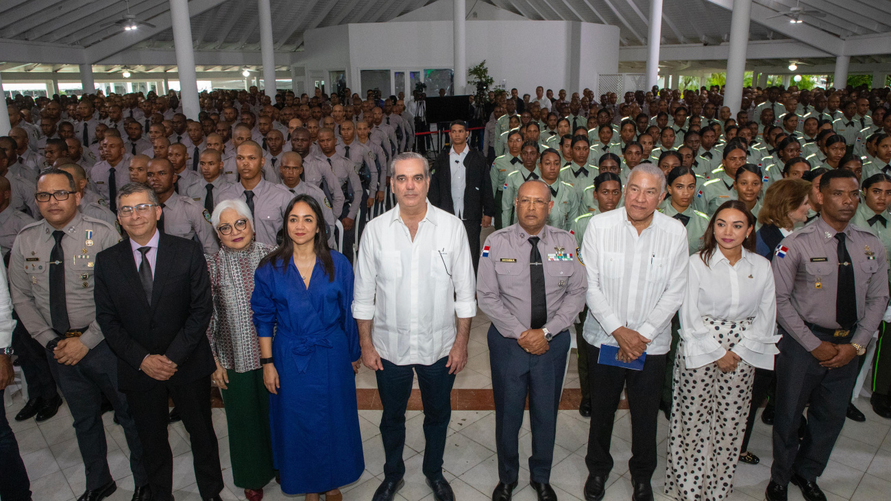 Presidente Abinader encabeza graduación histórica de los primeros 1,016 policías formados bajo la reforma policial