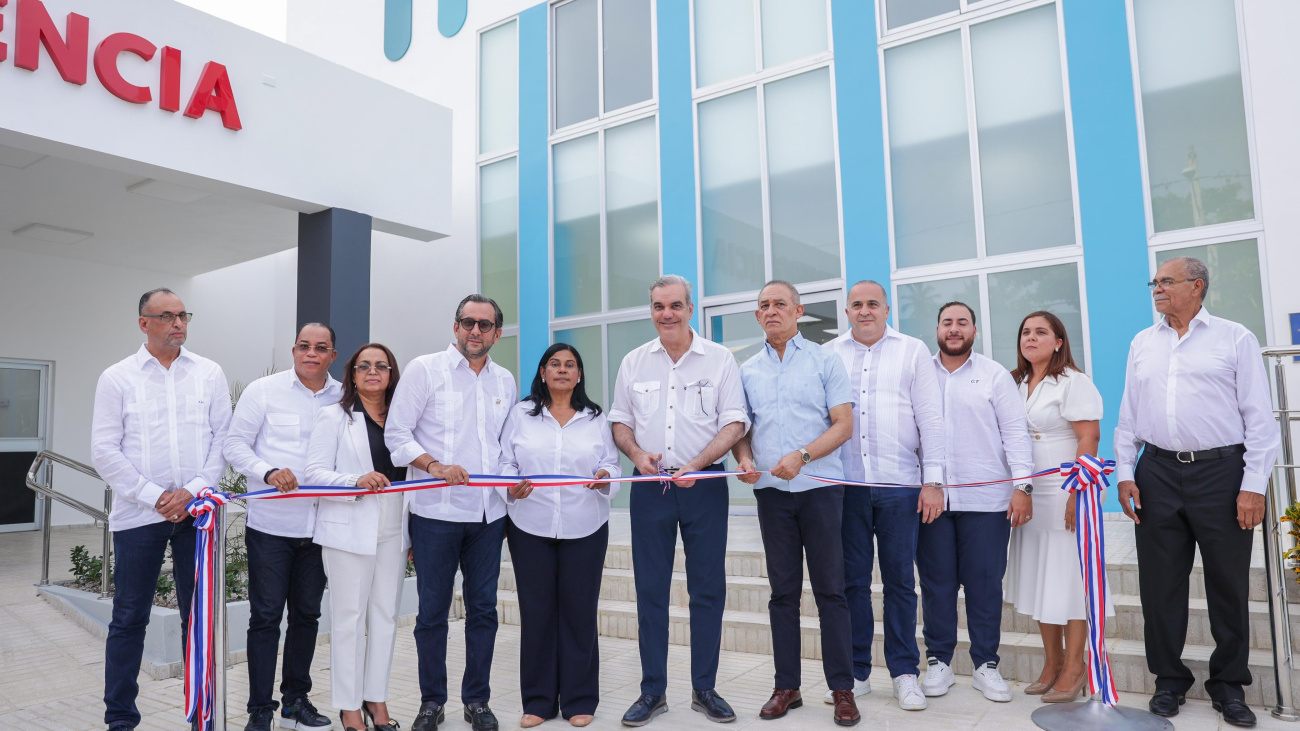 Presidente Abinader inaugura, en María Trinidad Sánchez, remozamiento de un hospital municipal, mejoramiento de la Laguna Gri-Gri, un polideportivo y oficina Banreservas