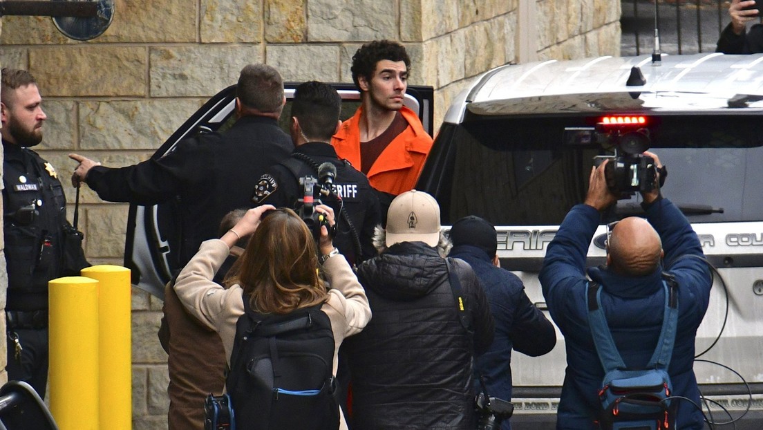 Luigi Mangiano, de 26 años, fue acusado de asesinato en segundo grado y otros cargos relacionados con el porte de armas y la falsificación de documentos. Había estado prófugo de la Justicia desde el pasado 4 de diciembre, cuando presuntamente acabó con la vida de Thompson. Desde entonces, la Policía neoyorquina lanzó una recompensa de 10.000 dólares para cualquiera que pudiera dar información que llevara a su arresto y condena, mientras que el Buró Federal de Investigaciones (FBI) se unió a los esfuerzos y anunció una recompensa por 50.000 dólares. Tras recibir numerosas llamadas de pistas que no llevaron a nada, las autoridades fueron alertadas de que Mangione estaba en el restaurante de comida rápida, donde lograron capturarlo. Sin embargo, el trabajador que dio la información deberá cumplir con una lista de requisitos y atravesar un proceso tedioso para poder obtener el dinero. Principalmente, ninguna persona puede recibir una recompensa hasta que no se haya efectuado un juicio en contra del acusado. Además, si quiere ser elegible para el pago del FBI, tiene que ser nominado por alguna agencia gubernamental como el Ministerio de Defensa o el propio Buró.