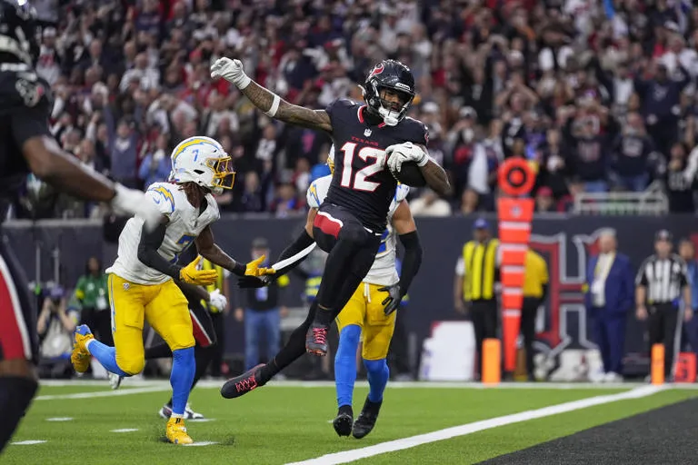Texans interceptan 4 pases de Herbert y vencen 32-12 a Chargers en ronda de comodines