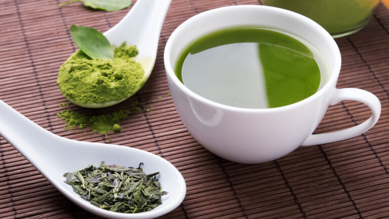 Descubren qué impacto tiene el té verde en el cerebro de adultos mayores