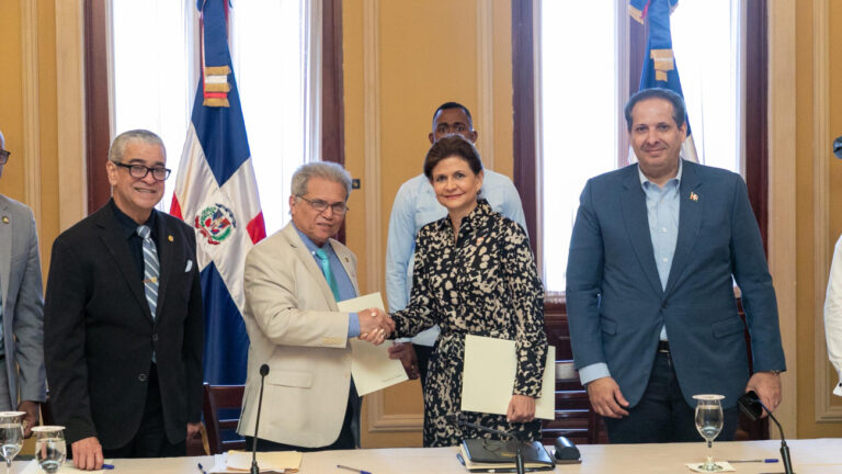 Vicepresidenta Raquel Peña firma acuerdo histórico entre el Gobierno y el Colegio Médico Dominicano