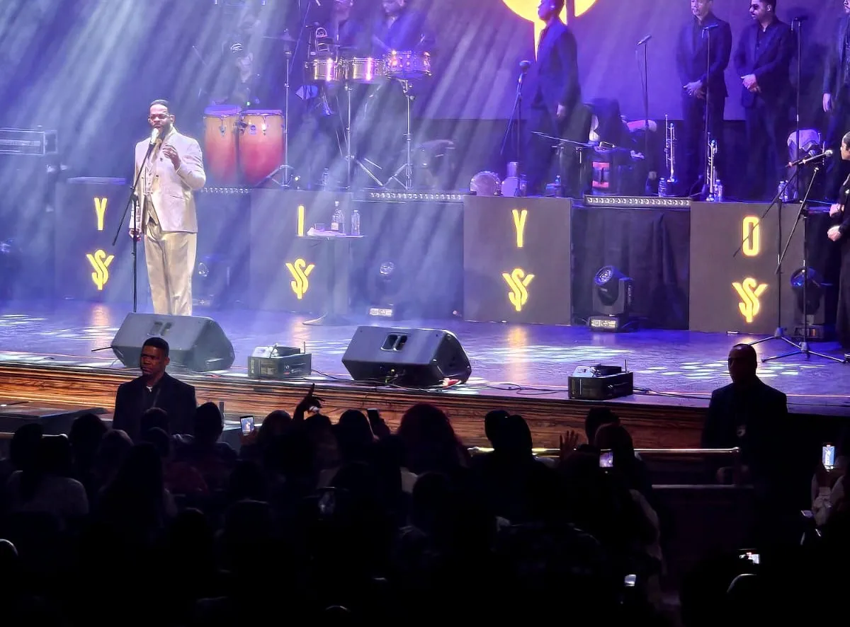Yiyo Sarante llena de energía y carisma el Ritz Theatre