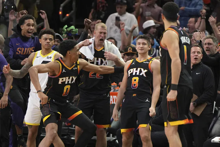 Booker anota 47 puntos, Allen obliga a la prórroga y Suns derrotan 135-127 a Jazz